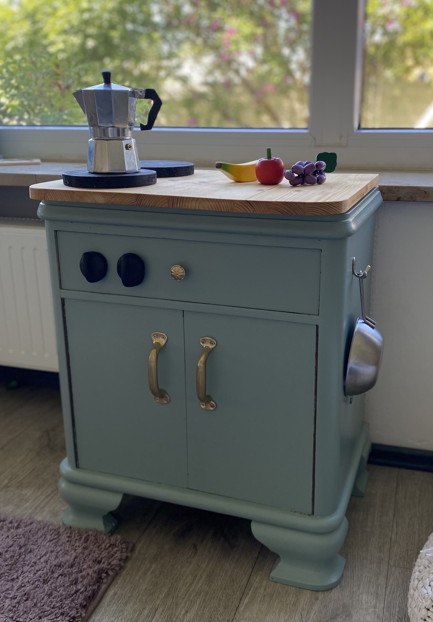 DIY Kinderküche aus Nachttisch – einfaches Upcycling